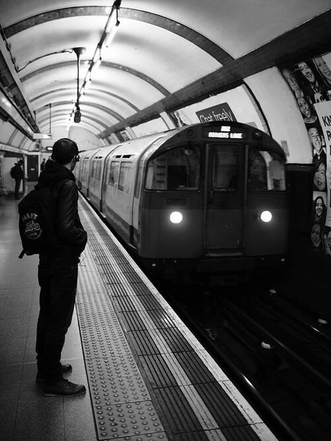 Black and White London Street Photography — Nico Goodden - Urban Photographer - Digital Photography Learning Iso Photography, Photography Learning, Street Photography Urban, London Street Photography, City Streets Photography, Narrative Photography, Line Photography, Travel London, Black And White Photo Wall