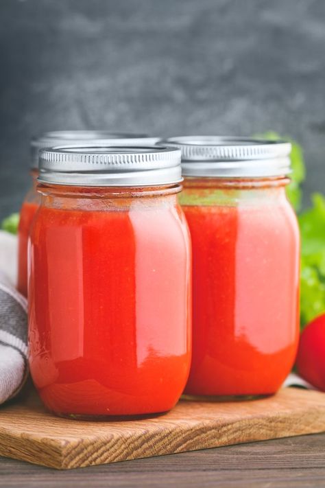 Make Delicious Tomato Purée for Sauces or Canning Canning Tomato Puree, Homemade Tomato Paste, Tomato Paste Recipe, Preserving Foods, Home Canning Recipes, Canning Tips, Tomato Puree, Canning Tomatoes, Soups Stews