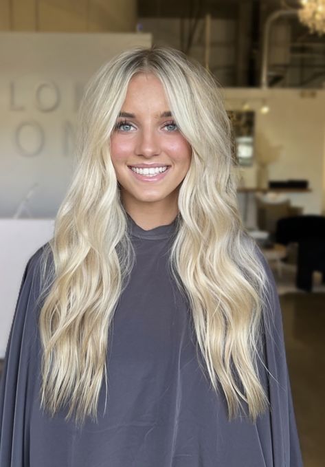 Hair Inspired Blonde, Hair Dye Ideas Blonde Highlights, Blonde Hair W Blonde Highlights, Really Blonde Hair Highlights, Highlighted Platinum Blonde Hair, Blonde Hair To The Root, Homecoming Hair Blowout, Blonde Hair Inspo Money Pieces, Light Blonde Highlights On Dirty Blonde