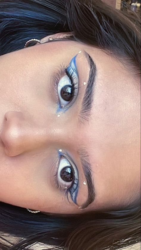 Blue Eyeshadow With White Eyeliner, Blue Eyeliner On Waterline, Blue Liquid Eyeliner Looks, Graphic Eyeliner Festival, Blue Grafic Eyeliner, White And Blue Eye Makeup, White And Blue Eyeliner, Light Blue Graphic Liner, Light Blue Eyeliner Looks