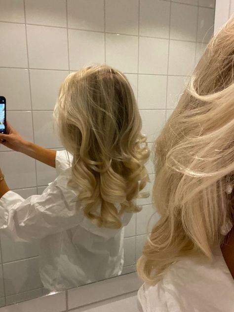 Scandinavian Hair, Blonde Hair Inspiration, Blowout Hair, Heatless Curls, Blonde Hair Looks, Hair Inspo Color, Aesthetic Hair, Layered Hair, Hair Highlights