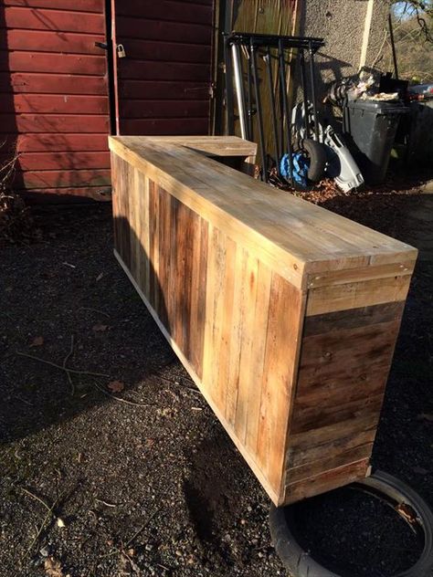 DIY Pallet L-Shape Desk - Counter and Bar Table | 99 Pallets Diy Outdoor Bar Table, Stamped Patio, Pallet Bars, Bar Pallet, Pallet Counter, Table Desks, Pallet Door, Desk Counter, Outdoor Bars