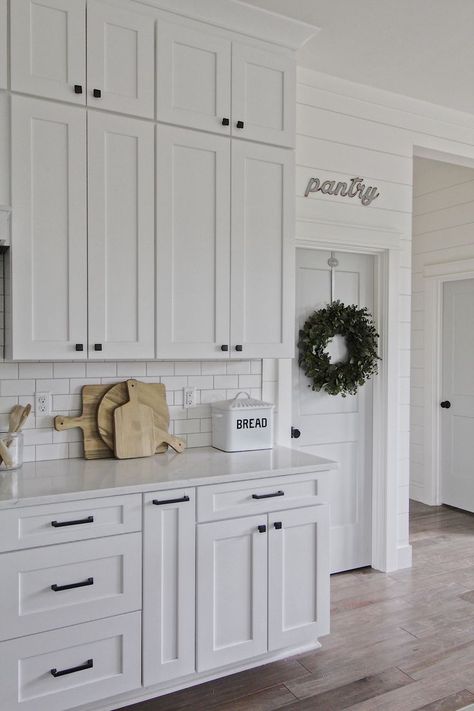 Modern Farmhouse Kitchen Cabinets, White Shaker Kitchen, Shaker Kitchen Cabinets, Farmhouse Kitchen Cabinets, Kitchen Cabinets Decor, New Kitchen Cabinets, Classic Kitchen, Kitchen Cabinet Hardware, White Kitchen Design