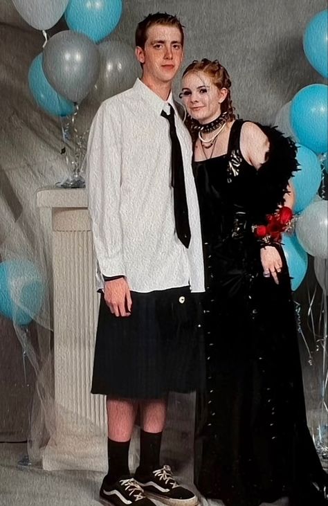 Mall Goth Outfits, Emo Prom, Punk Prom, Queer Prom, 2000s Prom, Metal Outfit, Goth Prom, 2000s Goth, Metal Fashion