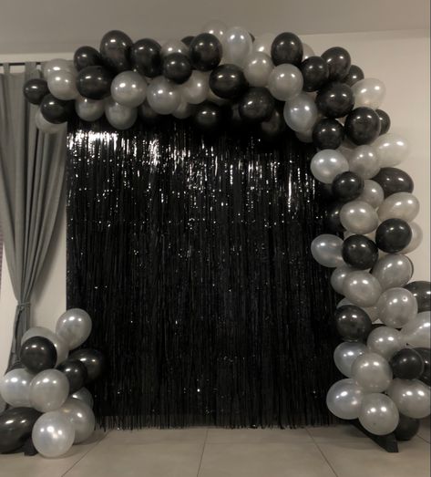 Simple Black Theme Birthday Decoration, Ballon Combination Ideas, Birthday Decor Black And Silver, Black Theme Decoration, Black Bday Party Decor, Black Xv Theme, Black And Grey Party Decorations, Blackout Or Back Out Party Theme, Black Out Birthday Theme