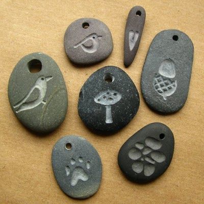 Stone Engraving Ideas, Rock Carving Dremel, Dremel Tool Projects, Dremel Crafts, Pebble Jewelry, Dremel Carving, Fly Agaric, Dremel Projects, Art Pierre