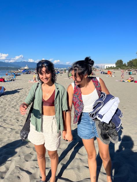 wlw couple beach summer cute Beach Masc Outfits For Women, Masc Women Beach Outfits, Masc Lesbian Beach Outfit, Wlw Summer Outfits, Lesbian Vacation Outfits, Queer Beach Outfit, Masc Beach Outfits For Women, Wlw Beach Aesthetic, Queer Fashion Women Summer