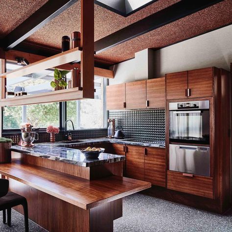 Top 10 Timeless Mid-Century Kitchen Design Features Mid Century Kitchen Ideas, Organize A Kitchen, Kitchen Built In, Retro Appliances, Beautiful Kitchen Designs, Mid Century Modern Kitchen, Mid Century Architecture, Yarra Valley, Mid Century Kitchen