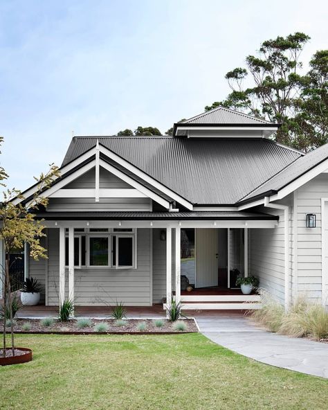 332 Likes, 7 Comments - Dulux Australia (@duluxaus) on Instagram: “For a beautiful, timeless grey colour scheme try the subtle shade of Dulux Tranquil Retreat with a…” Dulux Tranquil Retreat, Weatherboard Exterior, Exterior Paint Color Schemes, Hamptons House Exterior, Gray House Exterior, Exterior Color Palette, Weatherboard House, Gray House, Grey House