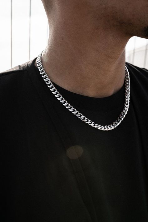 Guy Chains, Chain Necklace Outfit, Mens Necklace Fashion, Mens Silver Chain Necklace, Chains Aesthetic, Silver Chain For Men, Chain For Men, Mens Silver Necklace, Mens Chain Necklace