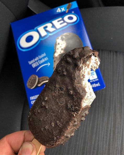 Nick Vavitis on Instagram: “OREO ICE CREAM STICKS HAVE HIT AUSTRALIA 🇦🇺 🤯 🍩REVIEW🍩 I’ve tried the Oreo sandwiches and they were good and I thought these would be the…” Ice Cream Oreo, Oreo Truffles Recipe, Oreo Ice Cream, Ice Cream Stick, Recipes Appetizers And Snacks, Food Therapy, Cream Sandwich, Food Drinks Dessert, Fun Baking Recipes