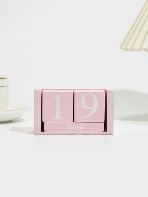 Pink Christmas Gift Ideas, Room Decor Pink Aesthetic, Desktop Decor Ideas, White And Pink Bedroom Ideas, Preppy Desk Decor, Pink And White Room, Christmas Desk Decor, Bedroom Decor For Teens, Pink Desk Decor