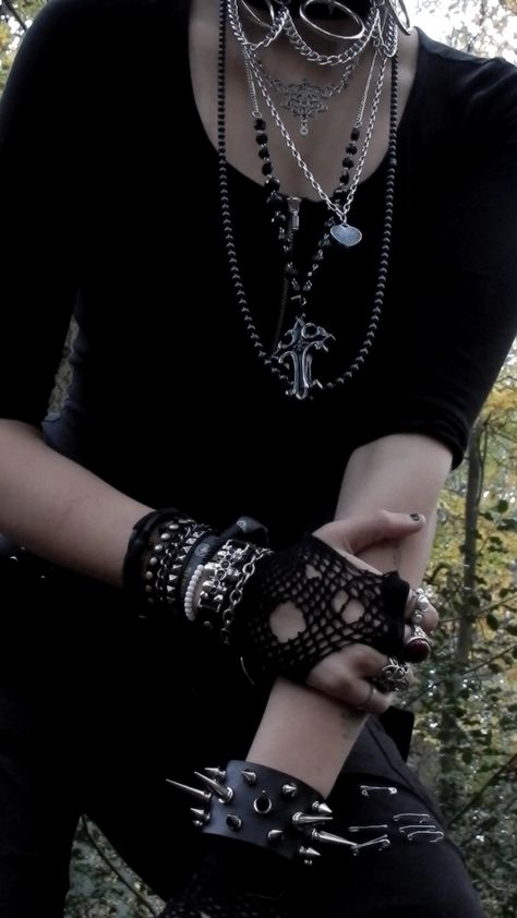 Goth Layered Necklaces, Mall Goth Accessories, Trad Goth Accessories, Metalhead Accessories, Metalhead Jewelry, Goth Asethic, Deathcore Outfit, Goth Jewelry Aesthetic, Gothic Summer Outfits