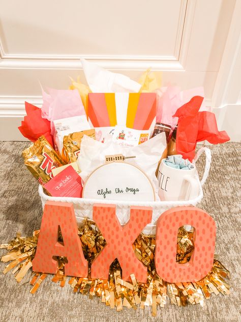 Big Sis Lil Sis Gifts Sorority, Axo Big Little Basket, Sorority Big Little Baskets Ideas, Big Little Basket Fillers, Big Little Reveal Basket, Sorority Little Baskets, Big Little Basket Theme, Sorority Basket Ideas, Big Lil Baskets