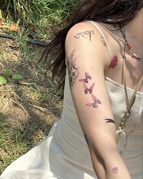 Huh Yunjin Wallpaper, Yunjin Wallpaper, Kpop Tattoos, Asian Tattoos, Detailed Tattoo, Han So Hee, Fairy Tattoo, Angel Dress, Real Tattoo