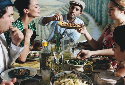 Italian Dinner Party, Italian Dinner, Italian Culture, Italian Kitchen, People Eating, Perfect World, Travel Couple, Italian Style, Family Gathering