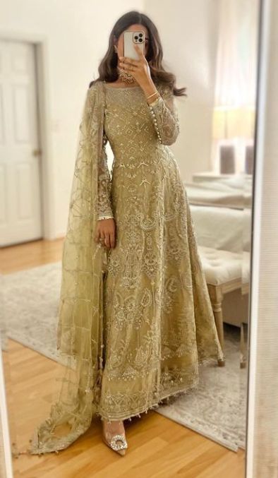 Desi Maxi Dress, Modest Lehenga, Stylish Lehenga Designs, Long Sleeve Dress Summer, Pakistani Maxi Dresses, Pakistani Wear, Small Henna, Asian Dresses, Desi Fits