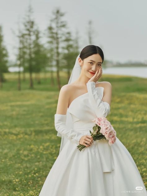 Chinese Wedding Photos, Pre Wedding Photoshoot Theme, Wedding Dress Sketches, Wedding Dresses Videos, Korean Wedding Photography, Wedding Photo Studio, Foto Wedding, Bridal Photography Poses, Wedding Photoshoot Props