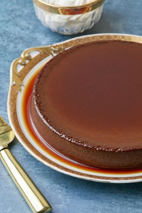 Mexican Chocolate Flan1 Mexican Pudding, Chocolate Flan Recipe, Custard Bread Pudding, Food Ideas Desserts, Mexican Recipies, Farmhouse Food, Mexican Dinner Party, Chocolate Flan, Roasted Rhubarb