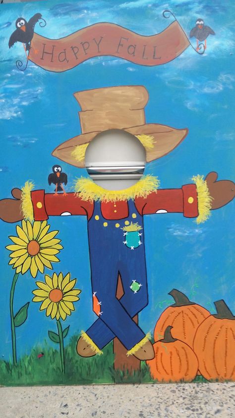 Cute scarecrow board I painted for kids Halloween party for pictures. Scarecrow Display, Dr Seuss Preschool Activities, Scarecrow Art, Fall Cutouts, Dr Seuss Preschool, Fall Festival Games, Cute Scarecrow, Cute Bulletin Boards, Festival Games