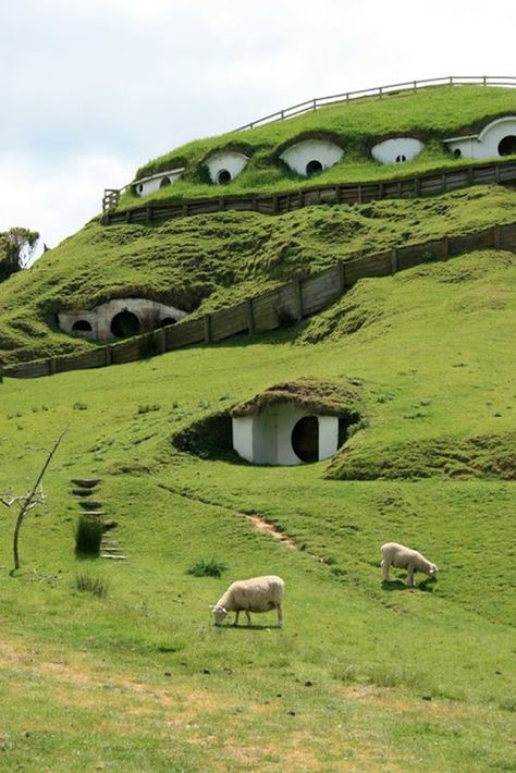 10 Spectacular Underground Homes Around The World Case Sotterranee, Casa Hobbit, Underground Homes, Going To, Hobbit Hole, Hobbit House, A Hill, Palau, Vanuatu