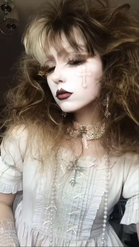 Light Goth, Trad Goth Makeup, Makup Looks, White Goth, Trad Goth, Goth Beauty, Goth Makeup, Dark Beauty, Dream Hair