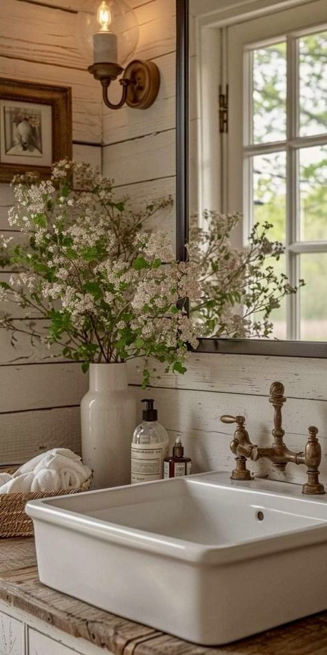 Unexpected Shabby Chic Beauty Interior Delights, Baños Shabby Chic, Cottage Farmhouse Decor, Dreamy Design, Bathroom Addition, Country House Interior, Country Bathroom, Shabby Chic Bathroom, Cottage Kitchens