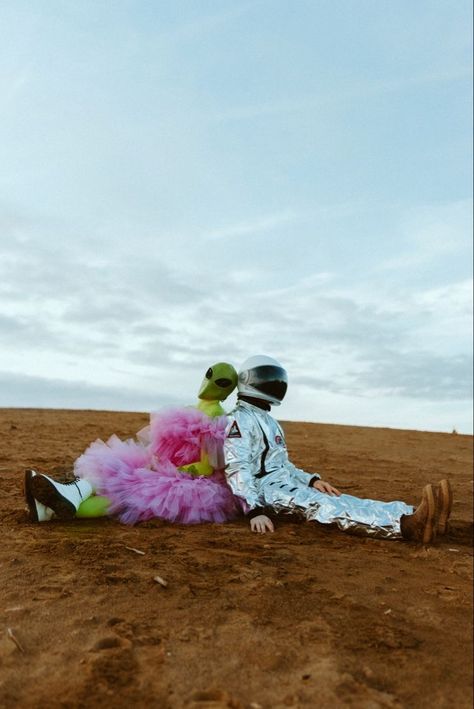 Astronaut Portrait Photography, Alien Couple Photoshoot, Weird Love Aesthetic, Outer Space Photoshoot Ideas, Astronauts In Love, Outer Space Fashion, Retro Alien Aesthetic, Outer Space Photoshoot, Weird Aesthetic Photography