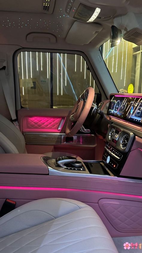 Inside Car Aesthetic, Girly Car Interior, Luxury Car Accessories, Car Accessories Pink, Pink Range Rovers, Pink Car Accessories, مرسيدس بنز, Car Luxury, Inside Car