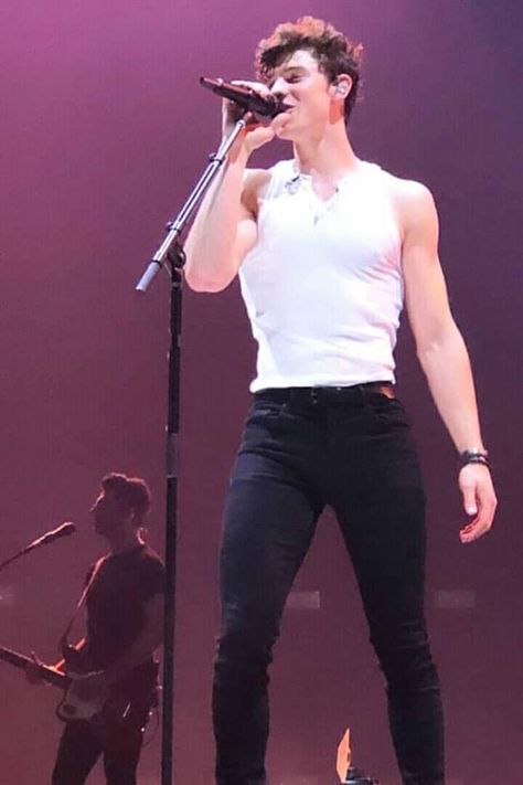 Shawn Mendes Performing, Boys Photoshoot, Shawn Mendes Concert, Snatched Waist, Shawn Mendes Memes, Shawn Mendes Wallpaper, Canadian Men, Jacob Sartorius, Muffin Man