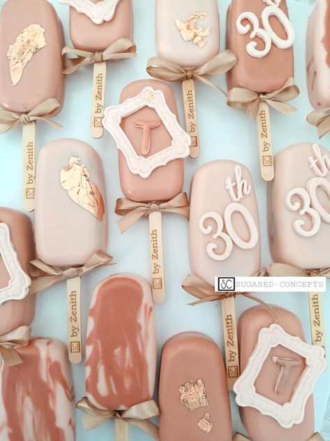 Elegant cakesicles, 30th birthday cakesicles. Shades of pink, blush pink. Brown Cakesicles, 30th Birthday Cake Pops, 30th Birthday Treats, 30th Birthday Desserts, Cakesicles Decorating Ideas, Rose Gold Cakesicles, Elegant Cakesicles, Cakesicle Designs, Cakesicles Birthday