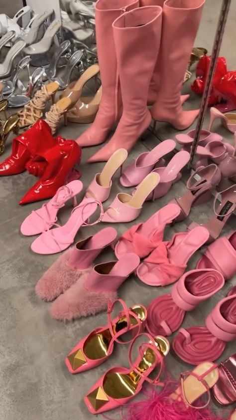 Kylie Jenner Heels, Kylie Jenner Shoes, Tis The Season For Revenge, Kylie Jenner Closet, Pink Shoes Outfit, Stile Kylie Jenner, Expensive Shoes, Shoes Heels Classy, Are You Serious