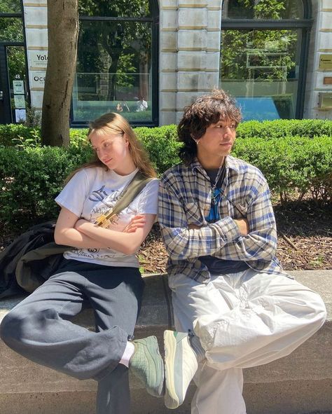 Couple Photo Ideas Outdoor, Street Couple Aesthetic, Pose For Duo, Duo Poses Friends, Duo Photoshoot Ideas, Streetwear Fashion Couple, Couple Outfits Streetwear, Duo Photo Ideas, Cute Friend Poses