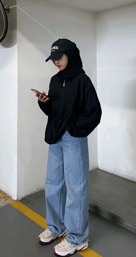 Isnta :@batrisyiav Aesthetic Poses Hijab, Staylesh Girl Cool, Outfit Hijab Tomboy, Casual Outfits With Hijab, Outfit Girl Hijab, Ootd Hijab Swag, Hijabi Korean Style, Hoodie With Hijab, Cool Hijab Outfit