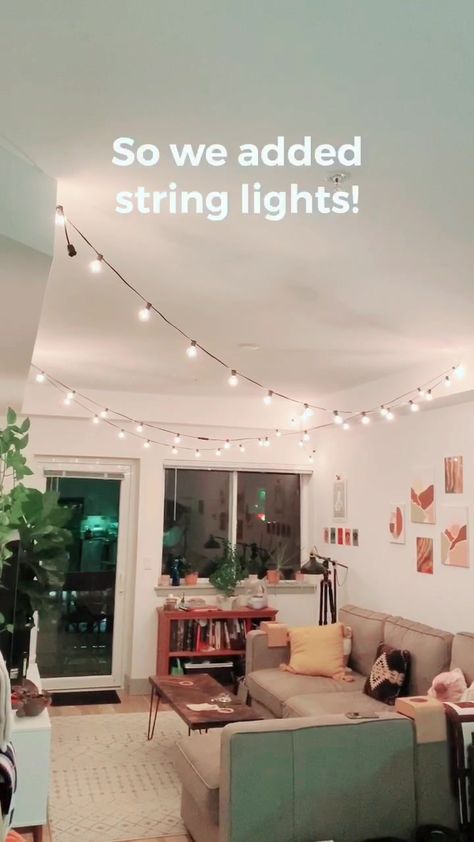 Cute College Living Room Apartment Ideas, Lighting Small Apartment, Living Room With String Lights, Industrial String Lights Bedroom, College Bedroom Decor Small Apartments, Small Apartment Lighting Ideas, College Living Room Decor Ideas, Living Room Ideas College Apartment, On Campus Apartment Decor