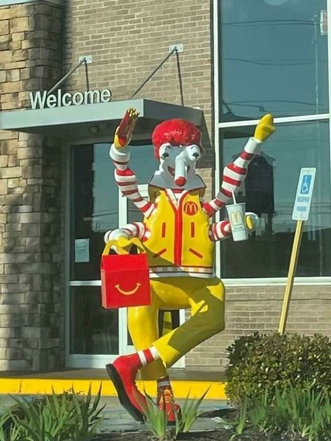 Mcdonalds Meme, Mcdonalds Funny, Image Meme, Monkey Island, Weird Images, Daily Funny, Big Mac, Very Funny Pictures, My Town