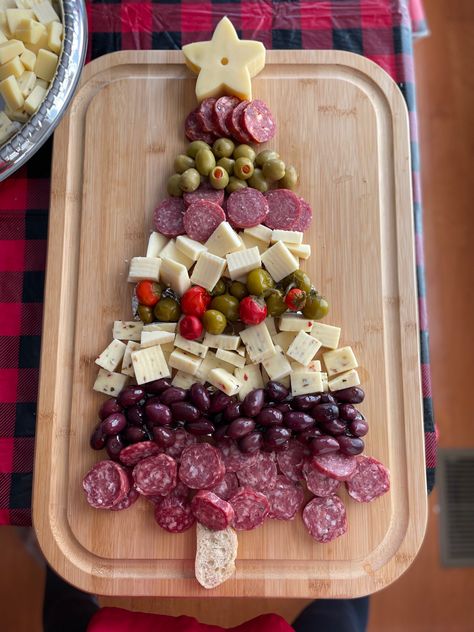 Christmas tree charcuterie board Christmas Tree Butter Board, Savory Christmas Charcuterie Board, Christmas Cuterie Board Ideas, Christmas Carcurie Board Ideas, Tree Charcuterie Board, Charcuterie Christmas Gift, Christmas Tree Board, Charcuterie Board Christmas Tree, Soup Charcuterie Board Ideas