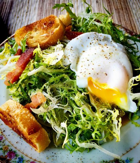 French Salad Recipes, Frisee Salad, Bistro Salad, Lentil Sausage Soup, Poached Egg Recipe, Bitter Greens, Kale Salad Recipes, Breakfast Salad, Summer Dining