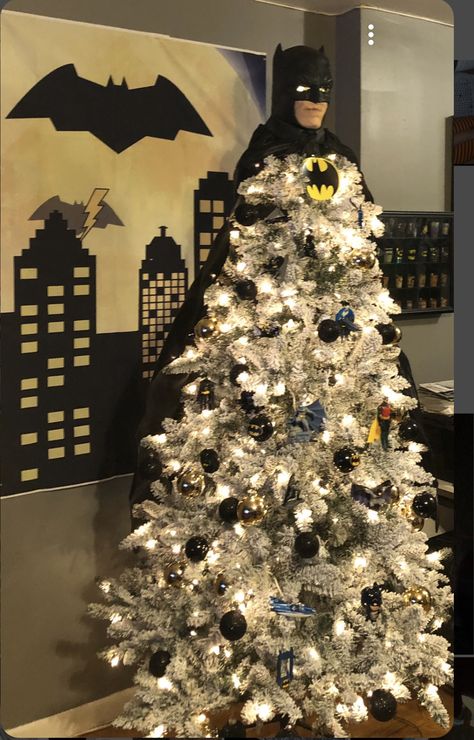 Batman Tree Christmas, Batman Christmas Wallpaper, Batman Core, Batman Christmas Tree, Christmas Batman, Batgirl Halloween, Batman Christmas, Cute Clown Makeup, Batman Room