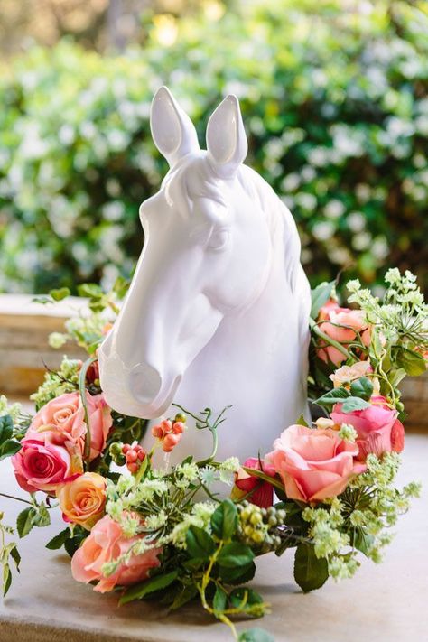 Host your own Kentucky Derby viewing party with these simple entertaining and decor ideas! Kentucky Derby Decor, Kentucky Derby Party Ideas Decoration, Kentucky Derby Decorations, Kentucky Derby Theme, Kentucky Derby Themed Party, Derby Party Food, Kentucky Derby Party Decorations, Kentucky Derby Party Food, Derby Party Decorations