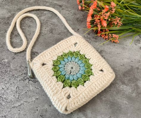 Making a granny square bag: Sunburst granny square - KnitcroAddict Crochet Purse Pattern Free, Crochet Shrug Pattern, Crochet Cowl Pattern, Crochet Bag Tutorials, Easy Crochet Patterns Free, Bag Pattern Free, Granny Square Bag, Crochet Pouch, Crochet Purse Patterns