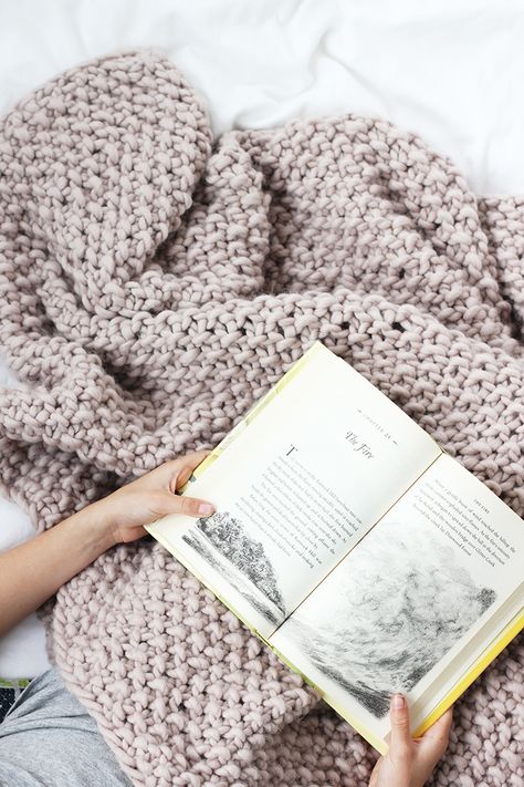 DIY Wool Blanket + We Are Knitters | alice & lois Basket Weave Blanket, Crochet A Basket, Weighted Blanket Diy, Blanket Aesthetic, Easy Blanket Knitting Patterns, Weave Blanket, Diy Knit Blanket, Knitted Blanket Squares, Easy Yarn Crafts