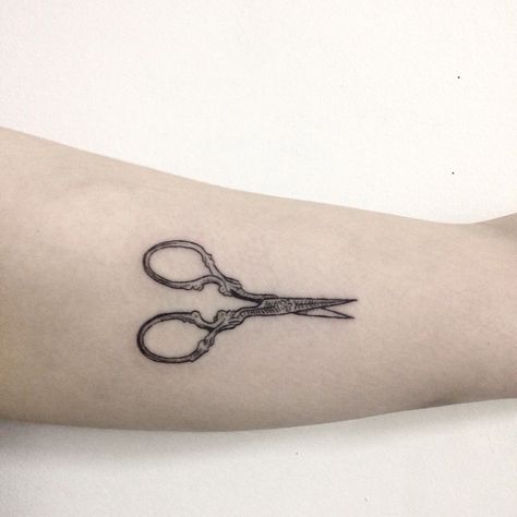 Vintage scissor tattoo Stick And Pokes, Tattoo Embroidery, Hairstylist Tattoos, Button Tattoo, Sophie Digard, Facial Tattoos, Hand Poked Tattoo, Poke Tattoo, Hair Tattoos