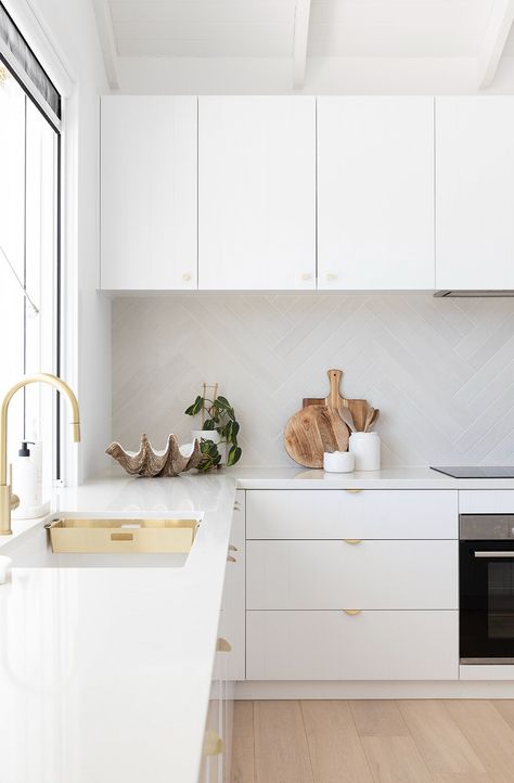 Large White Tiles Kitchen Backsplash, Coastal Kitchen Splashback, Neutral Splashback, White Tile Splashback, Modern Kitchen Splashbacks, Kitchen Splashback Tiles, Number 50, Herringbone Backsplash, Kitchen Backsplash Designs