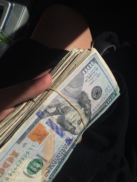 pinterest•qveenkaylaaa♥️ Stack Of Money, Mo Money, Money Stacks, Money Pictures, Money On My Mind, Money Magnet, Rich Lifestyle, Social Media Jobs, Money Goals