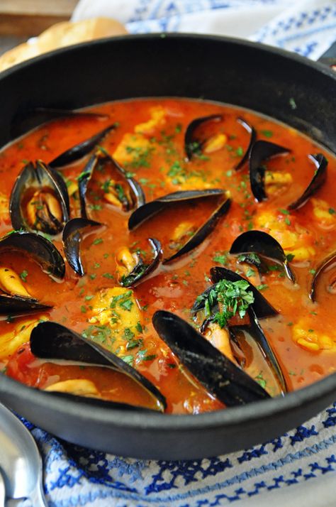 Spanish Stew, Cioppino Recipe, Seafood Stew Recipes, Fish Stew Recipes, Mussels Recipe, Delicious Seafood Recipes, Seafood Stew, Fish Soup, Spanish Cuisine