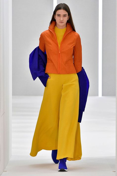 Jasper Conran Autumn/Winter 2018 Ready To Wear | British Vogue Color Blocking Outfits, Color Combinations For Clothes, Jasper Conran, Yellow Outfit, Mood Board Fashion, Outfit Combinations, Fall 2018, City Style, World Of Color