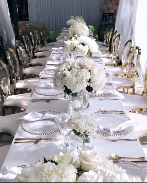 All White Table Decorations Party, White Dinner Party Table Setting, White Table Set Up, Gold And White Engagement Party Table Settings, White And Gold Bridal Shower Table, Engagement Dinner Table Decor, Dinner En Blanc Table Decor Elegant, All White Table Setting, Dinner En Blanc Table Decor