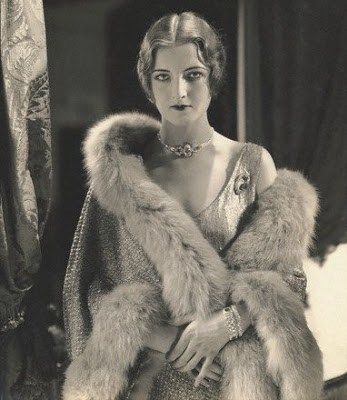 1920s Photos, Art Outfits, Fur Wrap, 20s Fashion, Pants Women Fashion, 1920s Flapper, Flapper Style, 1920s Fashion, Fashion History