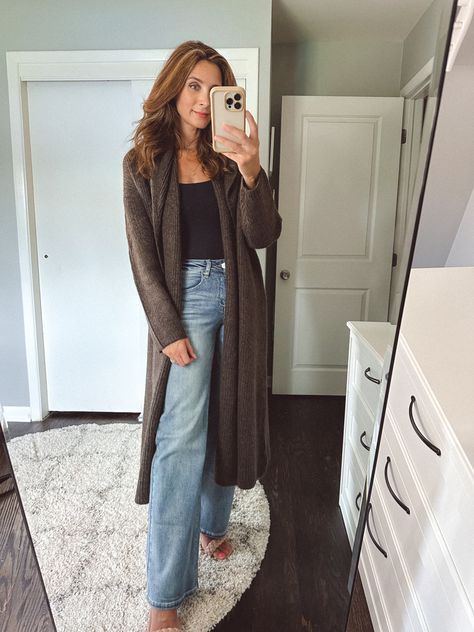 Long Cardigan Jeans Outfit, Wide Leg Jeans With Long Cardigan, Long Cardigan Outfit Fall 2023, Brown Long Cardigan Outfit, Brown Cardigan Outfit Aesthetic, Long Brown Cardigan Outfit, Brown Cardigan Outfit Fall, Long Cardigan Outfit Fall, Brown Cardigan Outfit